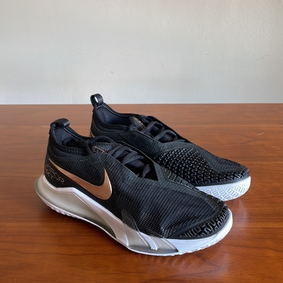 New Nike React Vapor NXT HC Women’s Tennis Shoes CV0742-002 Black/Gold NWOB - Picture 2 of 5